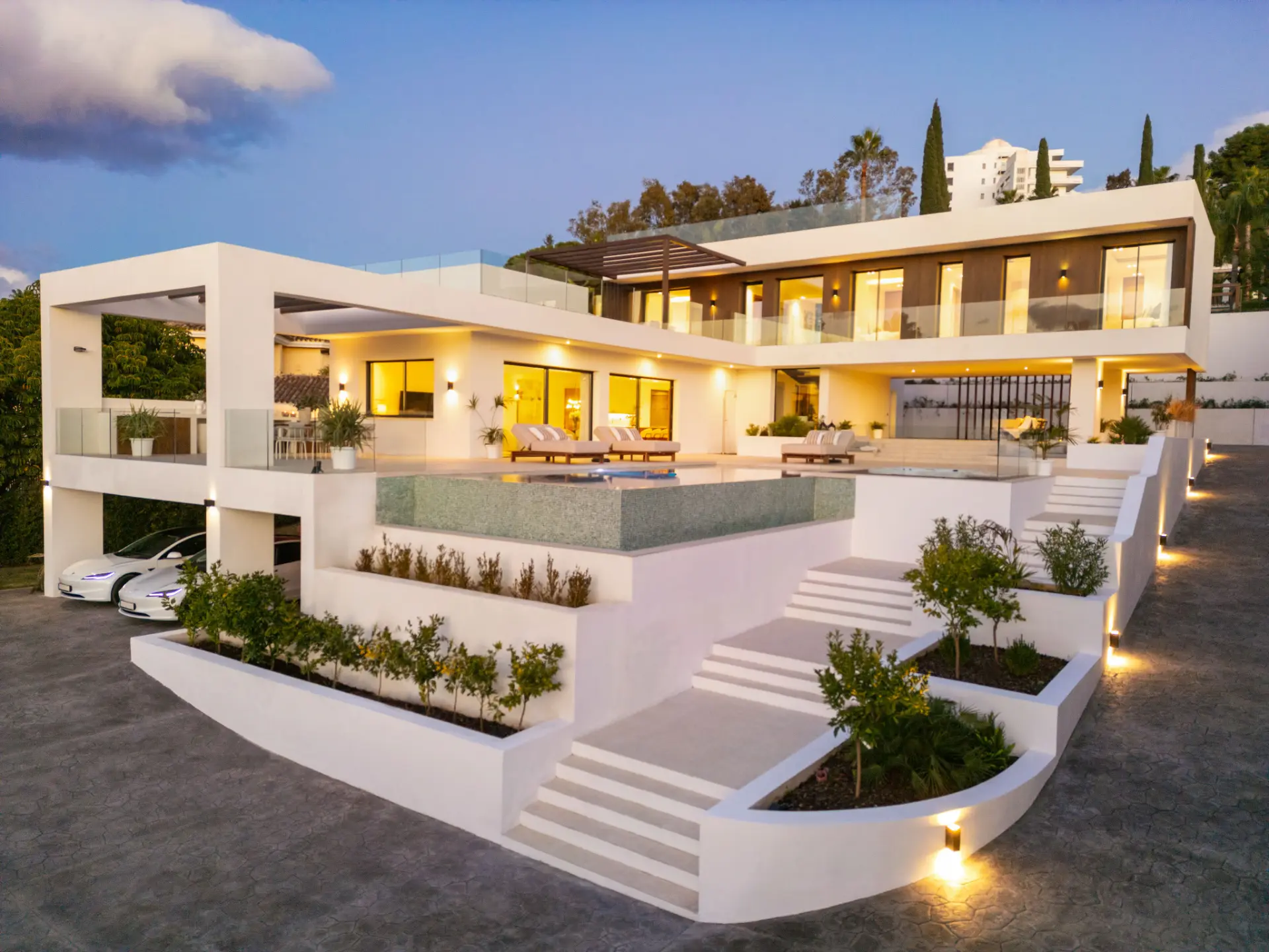 Modern contemporary villa in El Paraíso Medio with minimalist architecture and landscaped gardens