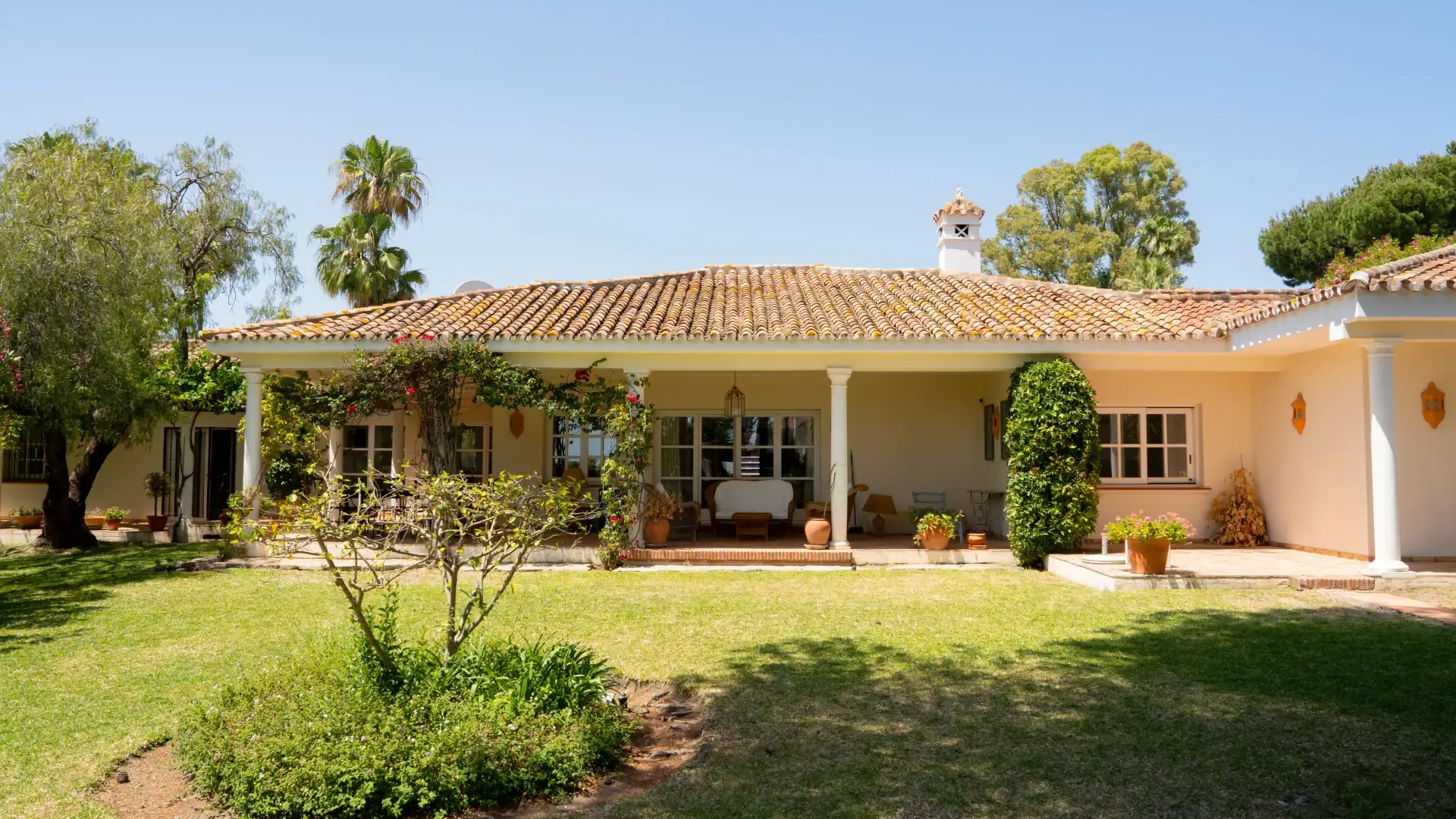 PARAISO MEDIO 11 - Villa with Renovation Potential for Sale in El Paraíso, Estepona