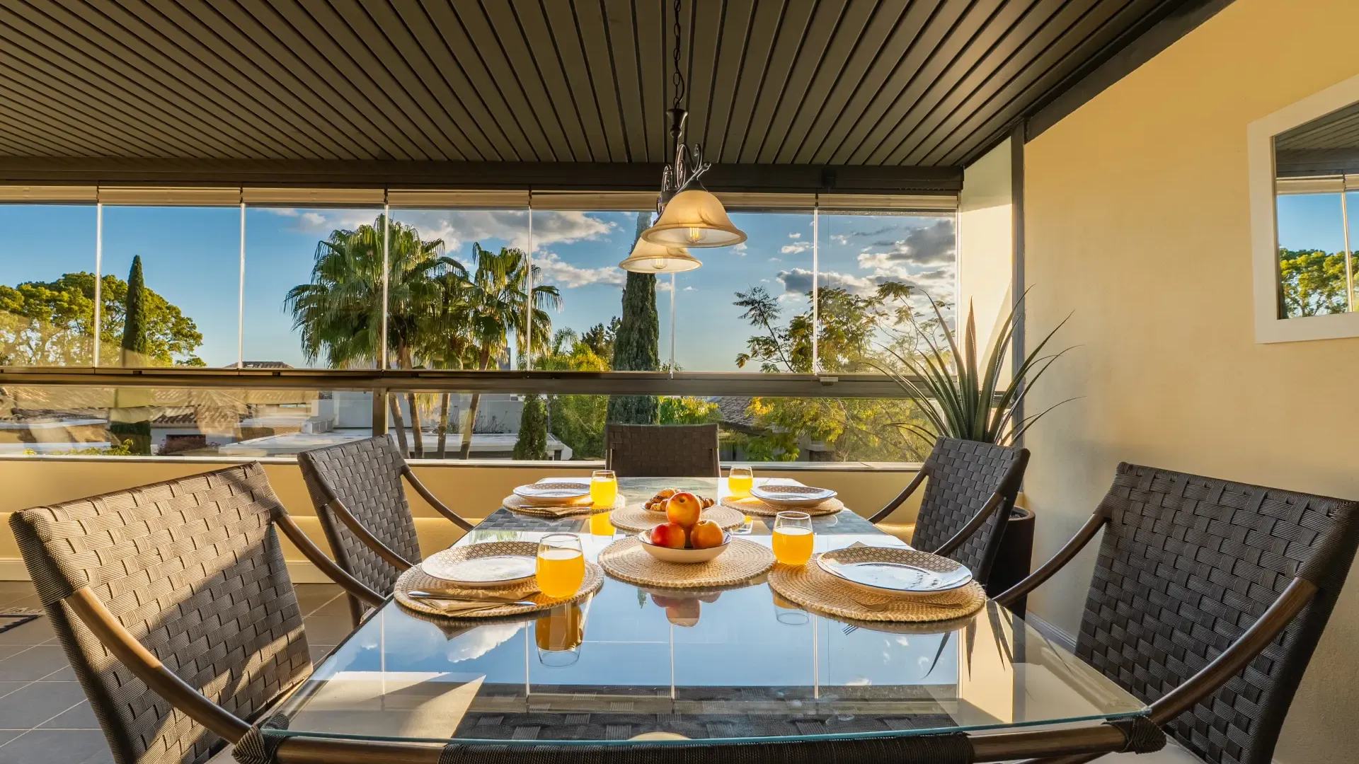 Two-bedroom apartment with a large glazed terrace over tropical gardens in Hoyo 19, Los Flamingos Golf