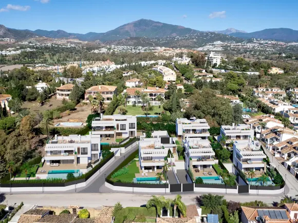 Seven luxury villas in a prime location close to the beach and Puerto Banús and in walking distance to Golf Club