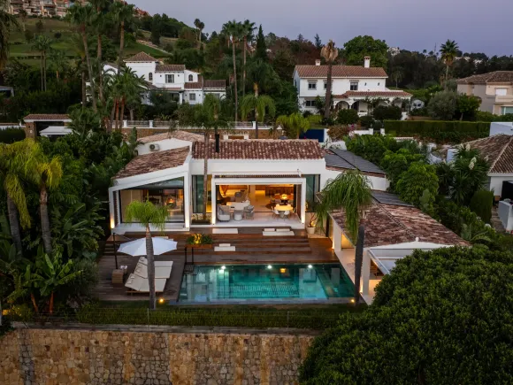 Villa Nazari - Unique frontline golf villa in an exclusive gated community in Nueva Andalucia