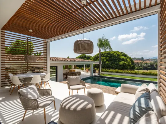 Villa Nazari - Unique frontline golf villa in an exclusive gated community in Nueva Andalucia