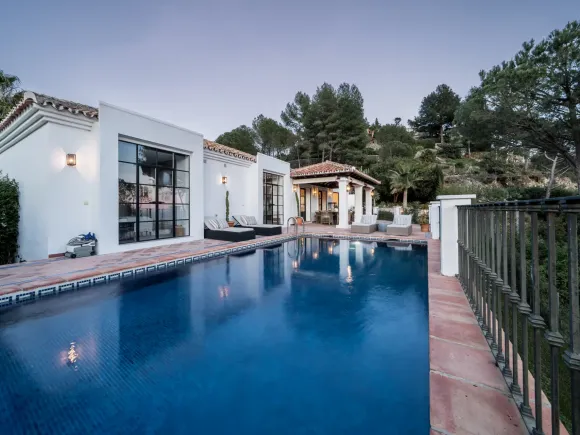El Madroñal 1 - Charming villa immersed in forest with Sea Views in Benahavís