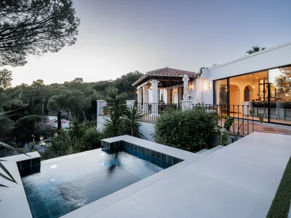 El Madroñal 1 - Charming villa immersed in forest with Sea Views in Benahavís