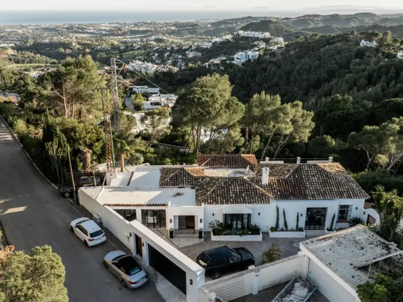 El Madroñal 1 - Charming villa immersed in forest with Sea Views in Benahavís
