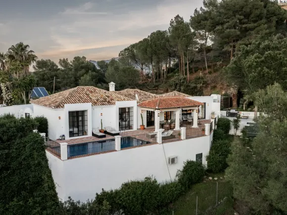 El Madroñal 1 - Charming villa immersed in forest with Sea Views in Benahavís