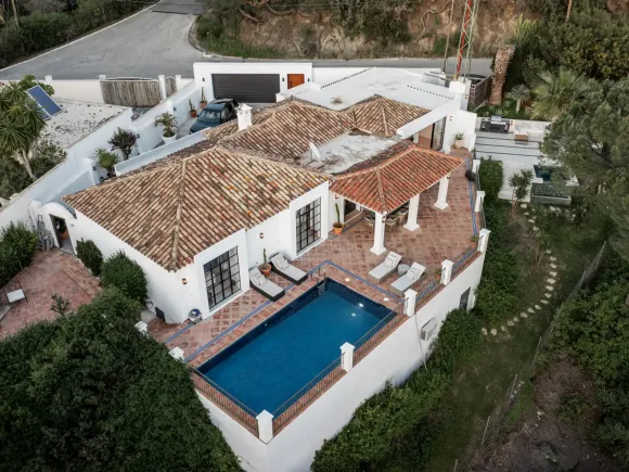El Madroñal 1 - Charming villa immersed in forest with Sea Views in Benahavís