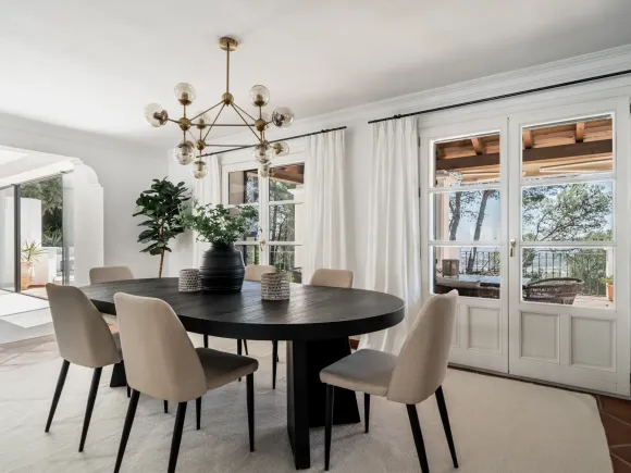 El Madroñal 1 - Charming villa immersed in forest with Sea Views in Benahavís
