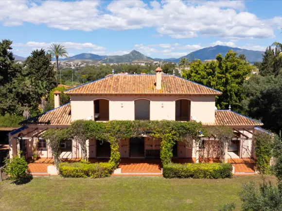 Beachside Villa for sale in Paraiso Barronal, Estepona