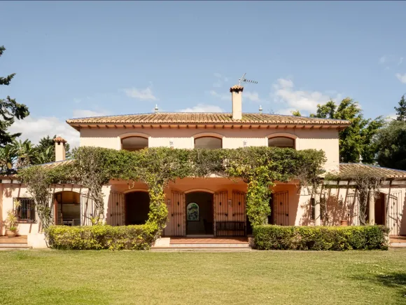 Beachside Villa for sale in Paraiso Barronal, Estepona