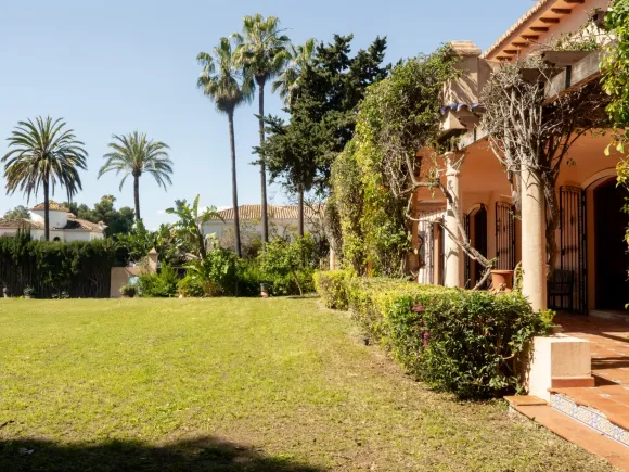 Beachside Villa for sale in Paraiso Barronal, Estepona