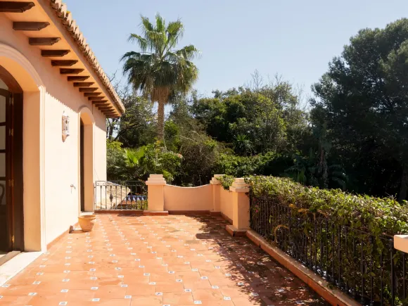 Beachside Villa for sale in Paraiso Barronal, Estepona
