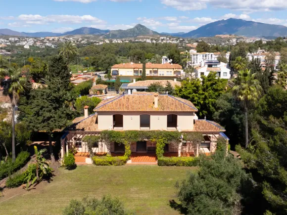 Beachside Villa for sale in Paraiso Barronal, Estepona