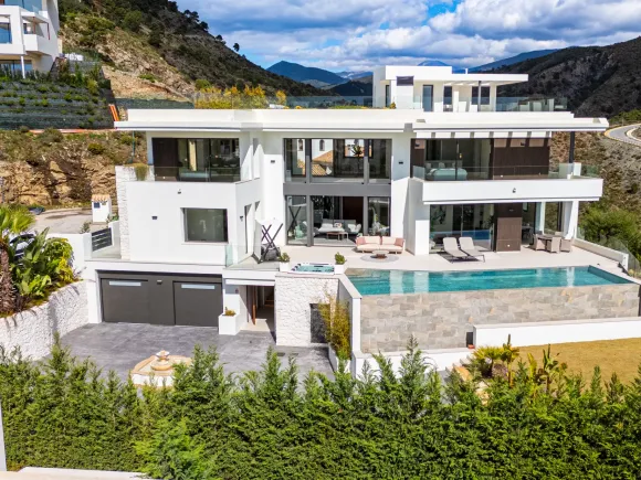 Villa for sale in Lomas de La Quinta, Benahavis