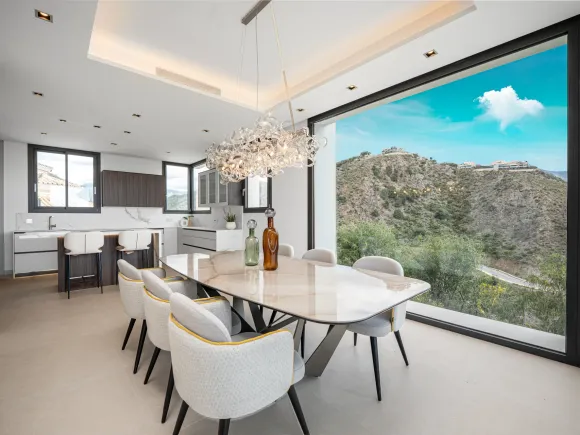 Villa for sale in Lomas de La Quinta, Benahavis