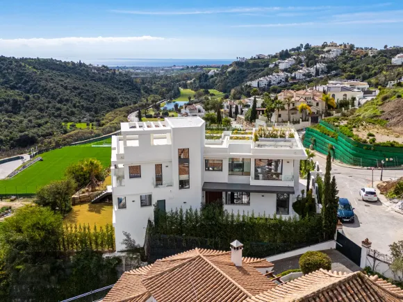 Villa for sale in Lomas de La Quinta, Benahavis