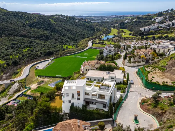 Villa for sale in Lomas de La Quinta, Benahavis