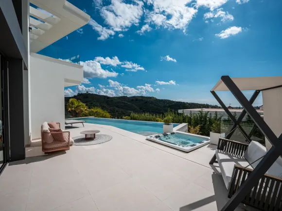 Villa for sale in Lomas de La Quinta, Benahavis