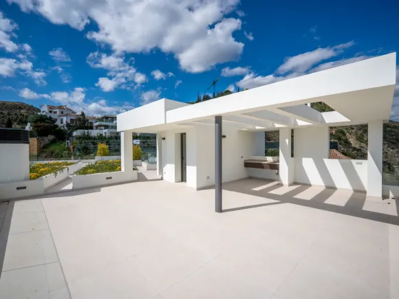 Villa for sale in Lomas de La Quinta, Benahavis