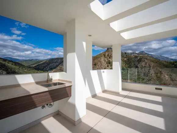 Villa for sale in Lomas de La Quinta, Benahavis