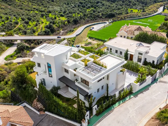 Villa for sale in Lomas de La Quinta, Benahavis