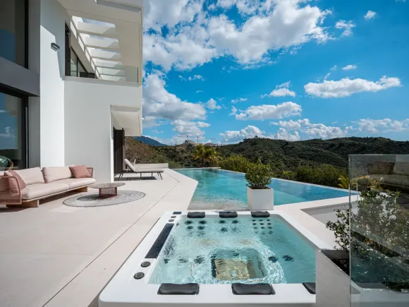 Villa for sale in Lomas de La Quinta, Benahavis