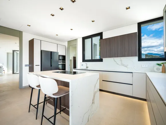 Villa for sale in Lomas de La Quinta, Benahavis
