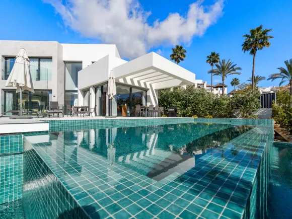 Villa for sale in Benahavis