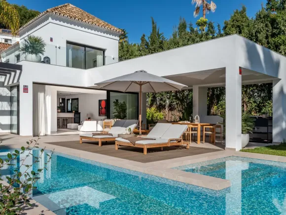 Villa for sale in El Paraiso, Estepona