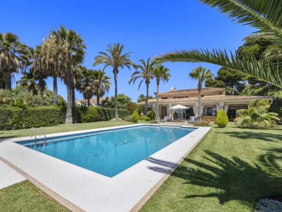 Villa for sale in Estepona East, Estepona