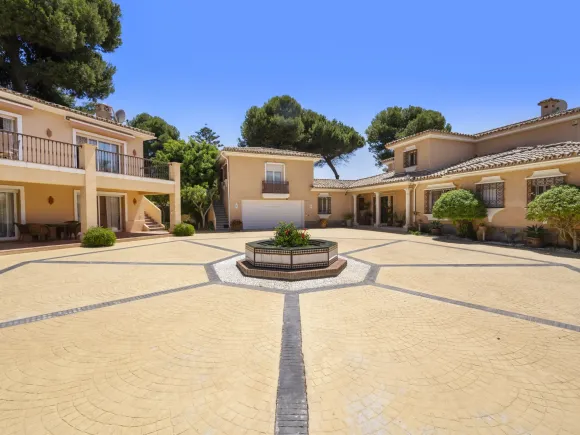 Villa for sale in Estepona East, Estepona