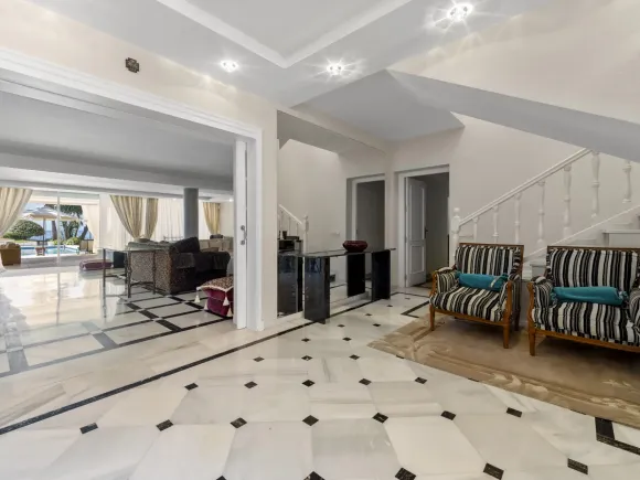 Villa for sale in Estepona East, Estepona