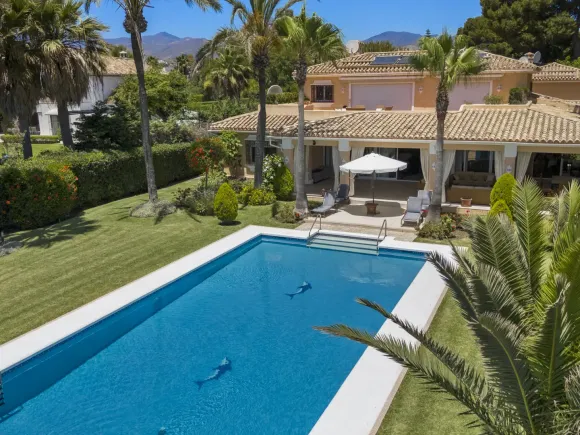 Villa for sale in Estepona East, Estepona