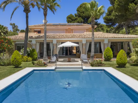 Villa for sale in Estepona East, Estepona