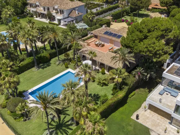 Villa for sale in Estepona East, Estepona