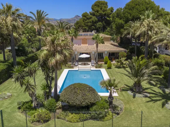 Villa for sale in Estepona East, Estepona