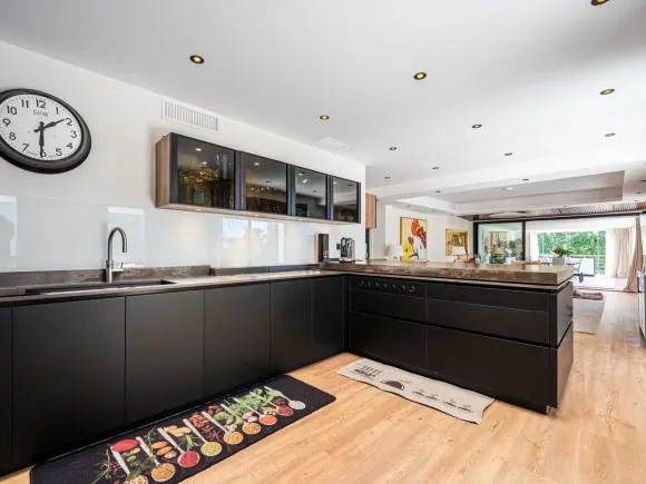 Villa for sale in El Rosario, Marbella