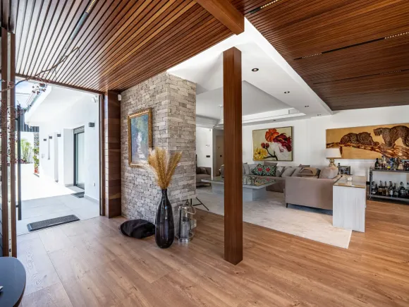 Villa for sale in El Rosario, Marbella