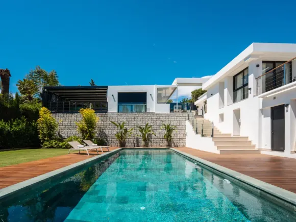 Villa for sale in El Rosario, Marbella