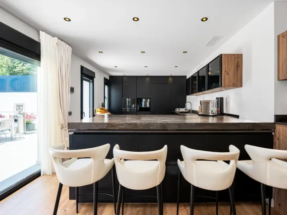 Villa for sale in El Rosario, Marbella