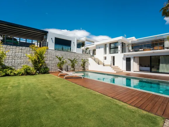 Villa for sale in El Rosario, Marbella