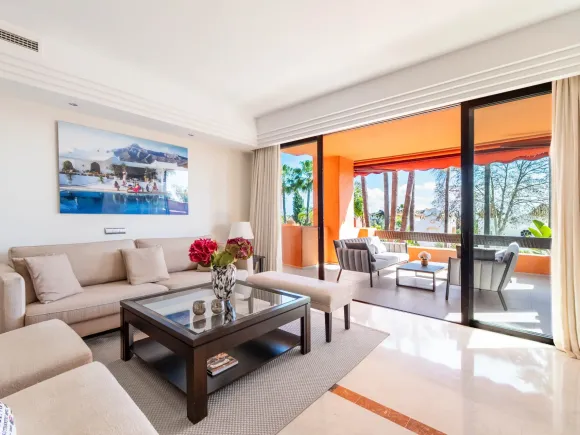 Newly renovated three-bedroom residence in the prestigious La Alzambra
