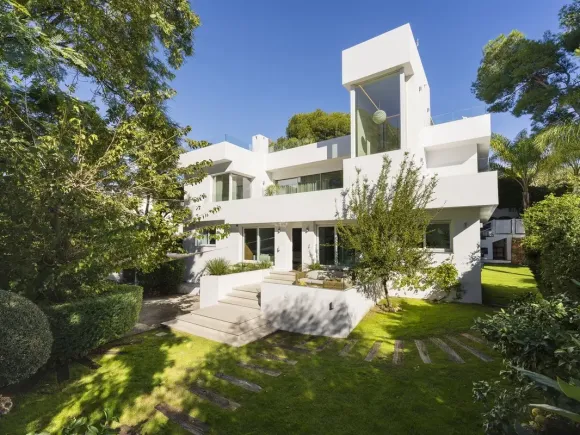 Villa for sale in Nueva Andalucia, Marbella