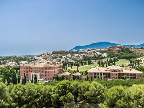 Villa for sale in Benahavis