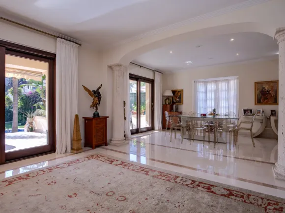 Villa for sale in Los Arqueros, Benahavis