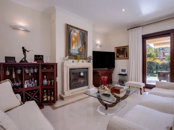Villa for sale in Los Arqueros, Benahavis