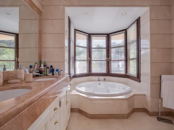 Villa for sale in Los Arqueros, Benahavis