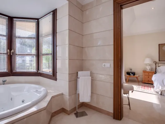 Villa for sale in Los Arqueros, Benahavis