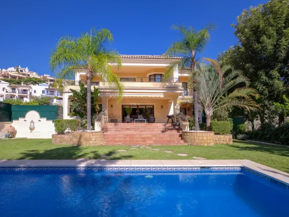 Villa for sale in Los Arqueros, Benahavis