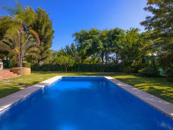 Villa for sale in Los Arqueros, Benahavis